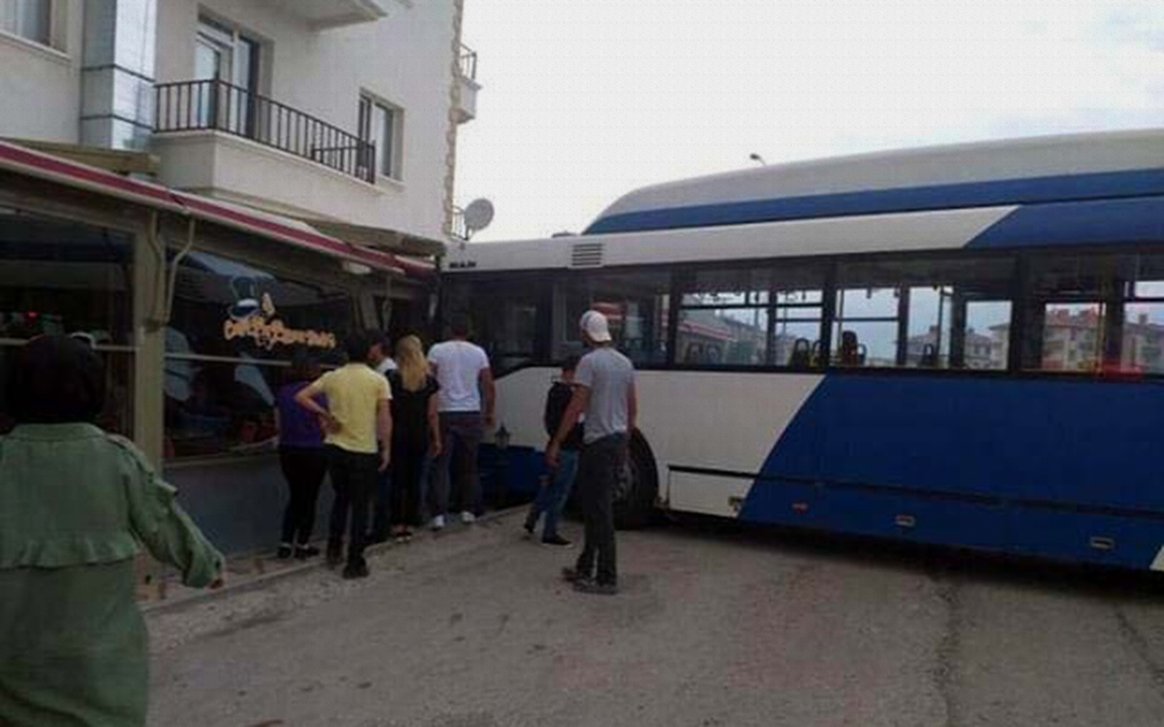 Ankara'da belediye otobüsü kafeye daldı