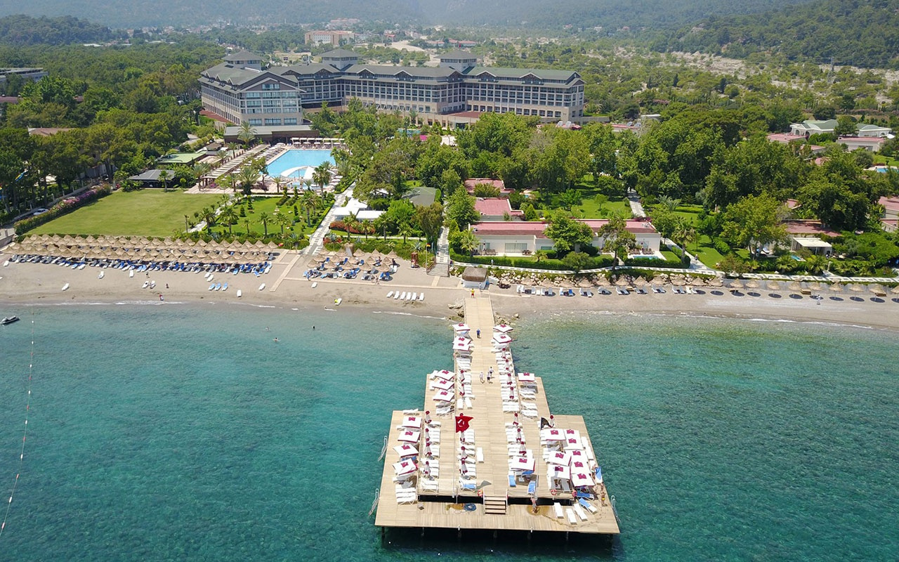Antalya'da otel ve sahil tel örgülerle ayrıldı