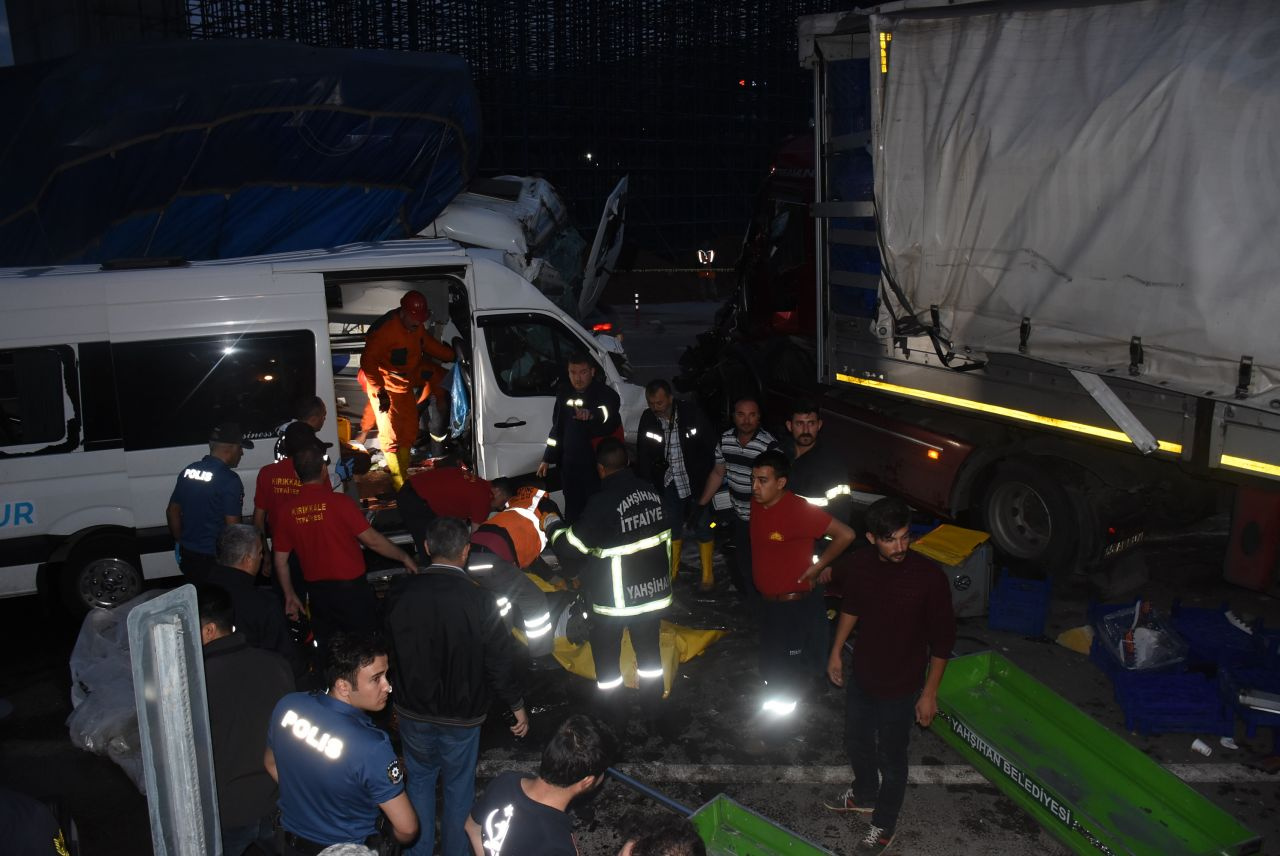 Kırıkkale'de korkunç zincirleme kaza: 2 ölü 17 yaralı