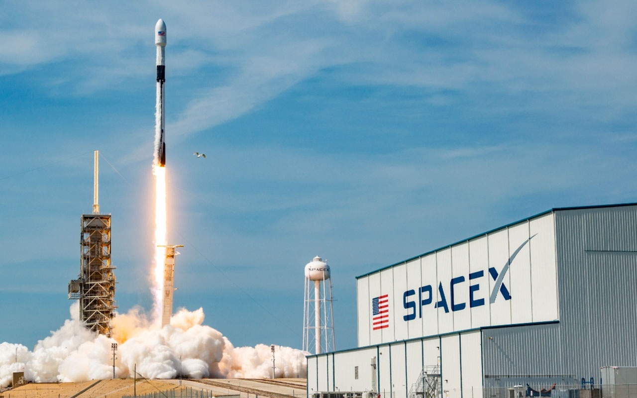 SpaceX Falcon 9 ile bile birlikte uzaya 3 uydu gönderdi