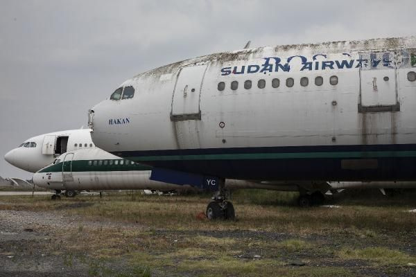 Atatürk Havalimanı’ndaki hurda uçaklar kaldırılmayı bekliyor
