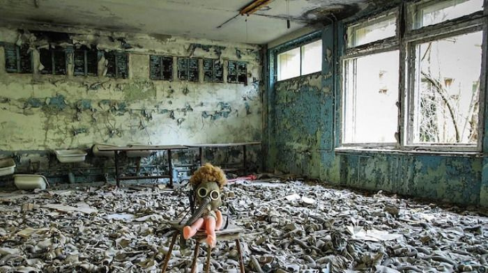 Çernobil'de iç çamaşırlı fotoğrafı tepki almıştı! Tepkilere üstsüz fotoğrafla cevap verdi