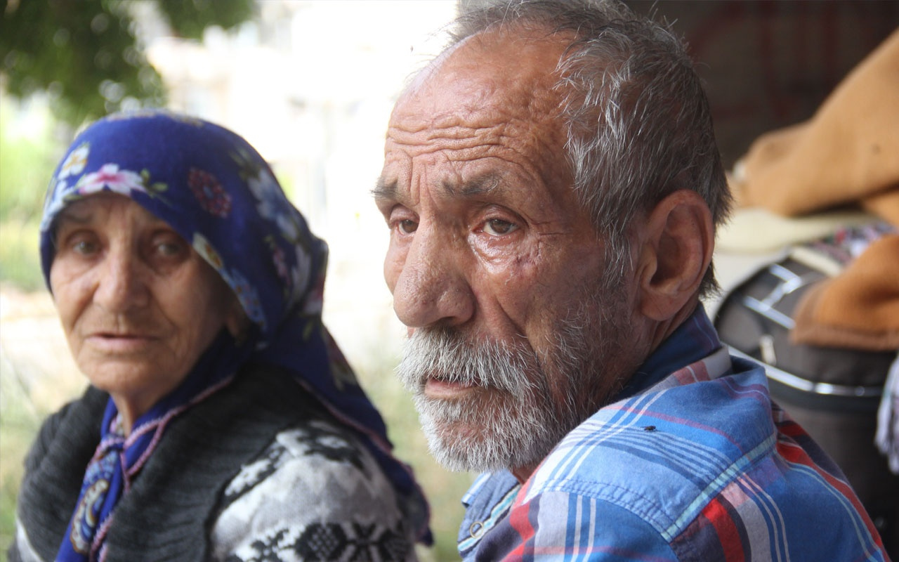 Oğulları tarafından sokağa atılan anne babanın gözyaşları