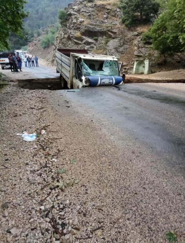 Adana'da yağış nedeniyle yol aniden çöktü seyir halindeki kamyonet çukura düştü