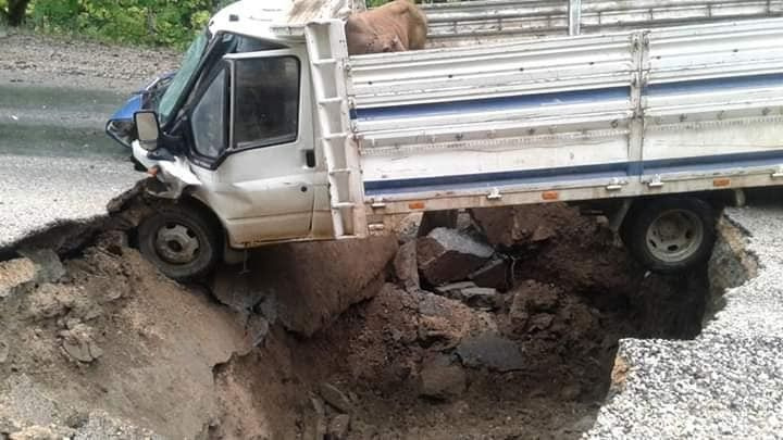 Adana'da yağış nedeniyle yol aniden çöktü seyir halindeki kamyonet çukura düştü