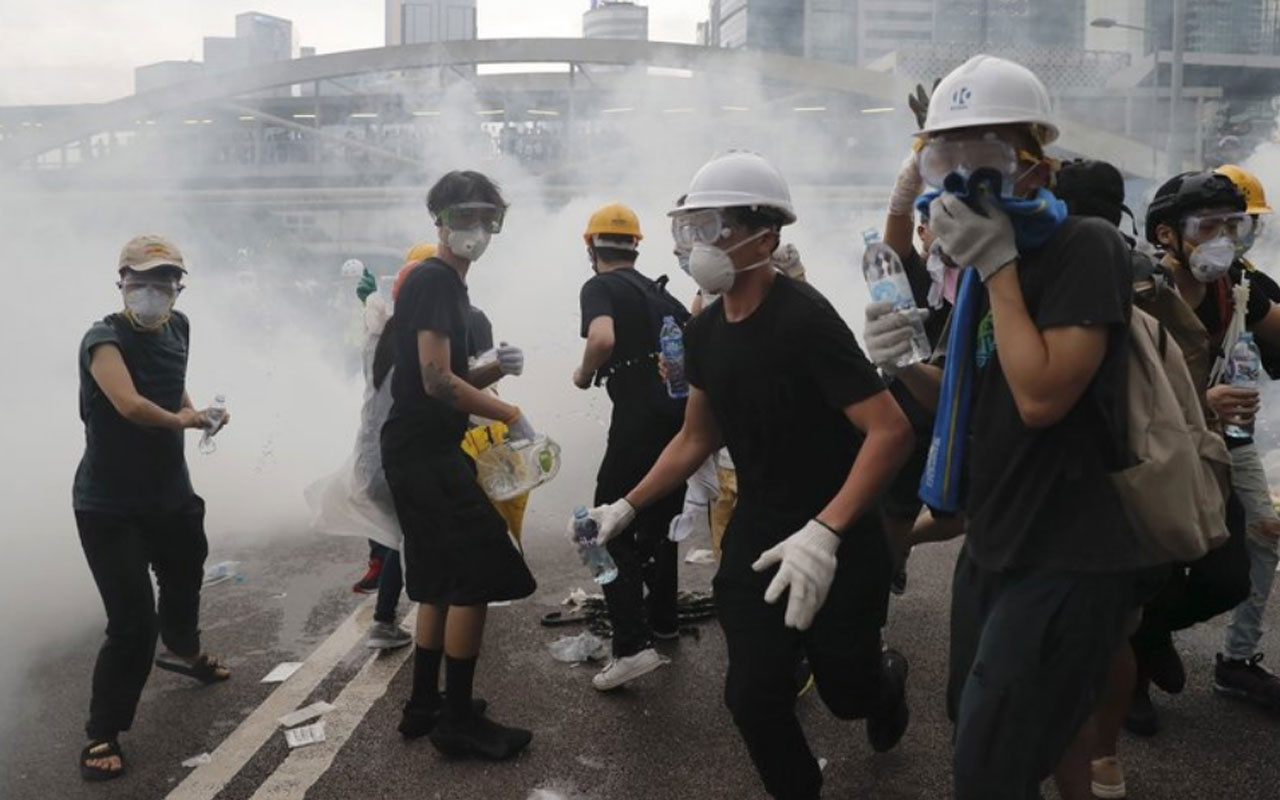 Hong Kong'da zanlıların Çin'e iadesiyle ilgili düzenleme askıya alındı