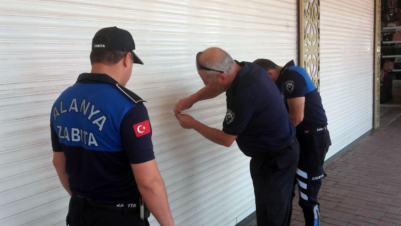 Antalya'da turistleri dolandıran kuyumcu dükkanı mühürlendi