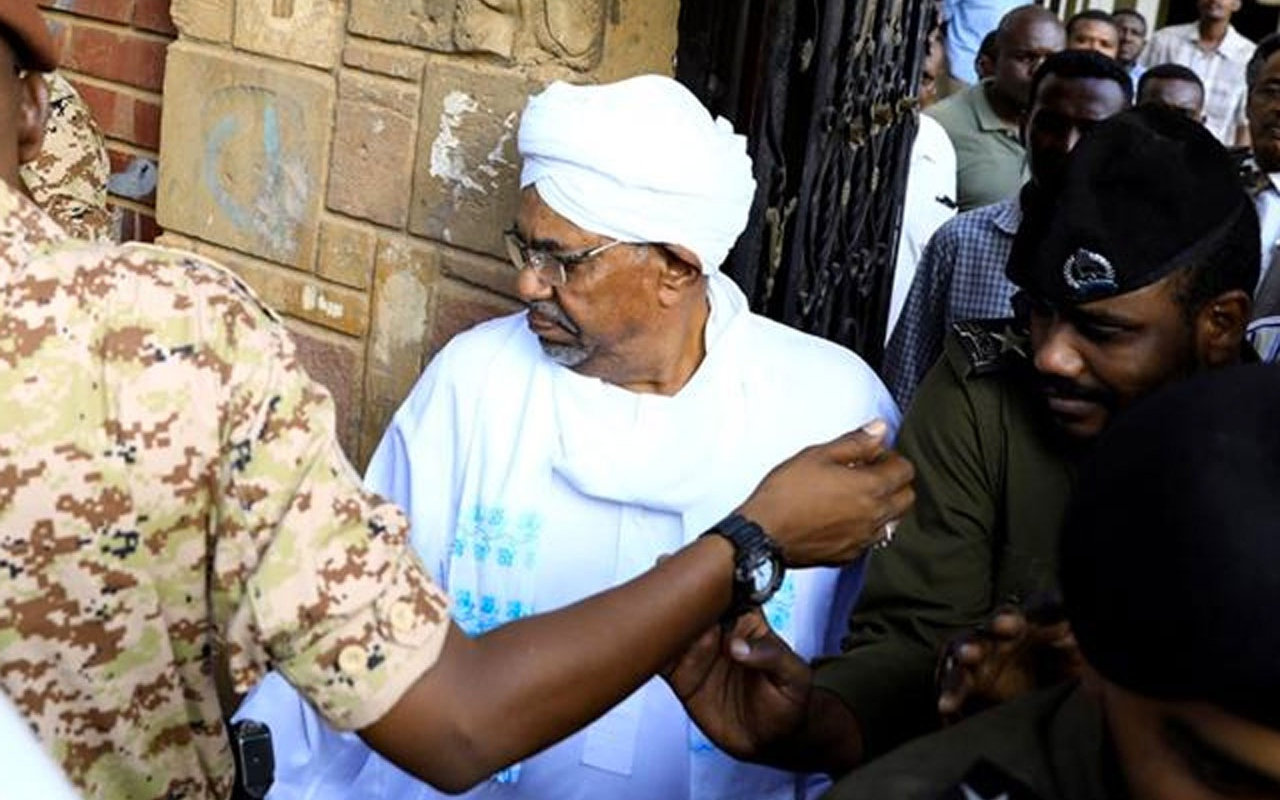 Sudan'ın devrik lideri Ömer el Beşir darbeden sonra ilk kez görüntülendi