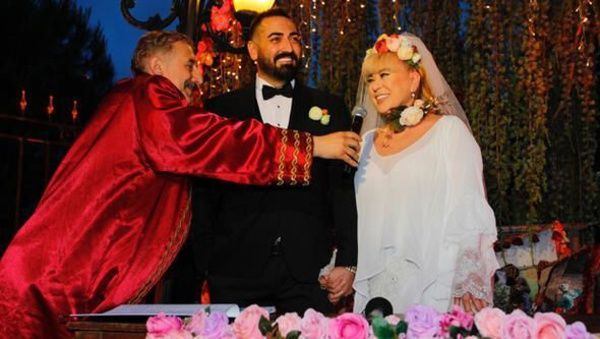 Adnan Oktar'ın müridi çıktı Zerrin Özer eşi Murat Akıncı'yı boşuyor!