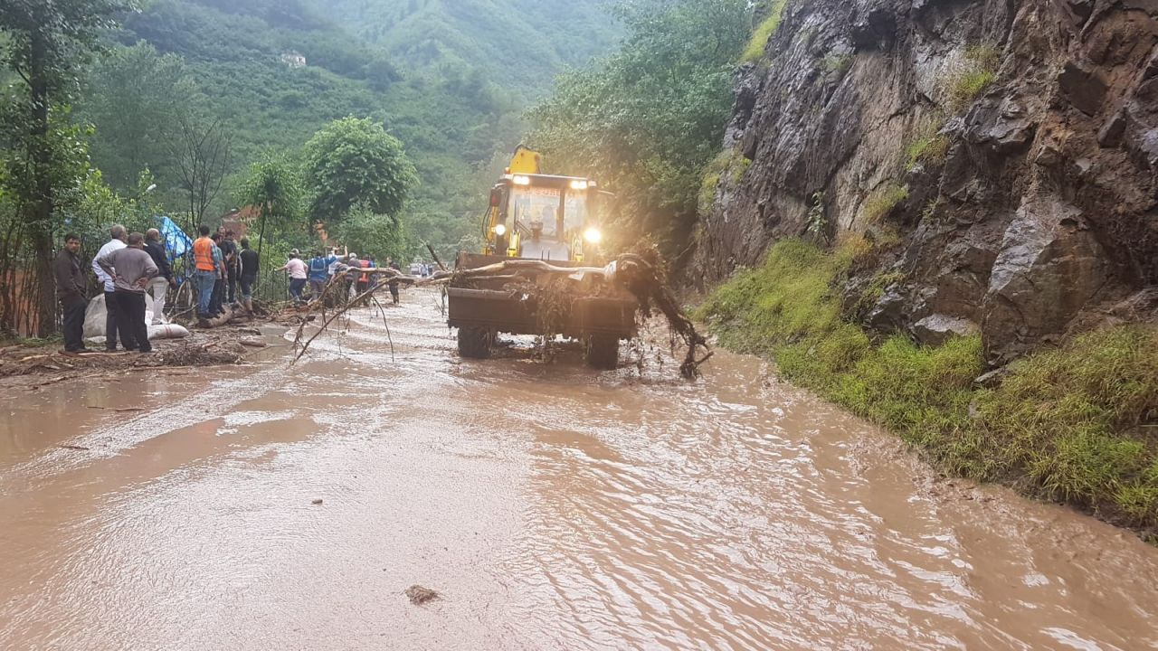 Trabzon’daki taşkında sulara kapılan 2 kişiden 1'i ölü bulundu