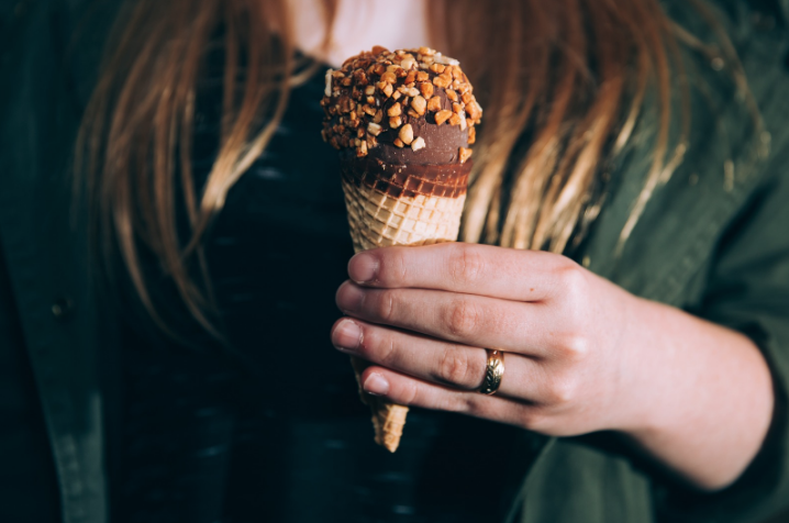 Dondurma nasıl yenir? Bu şekilde tüketilen dondurma mideye zarar!