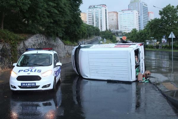 İstanbullular güne yağmurla başladı yollarda kazalar yaşandı