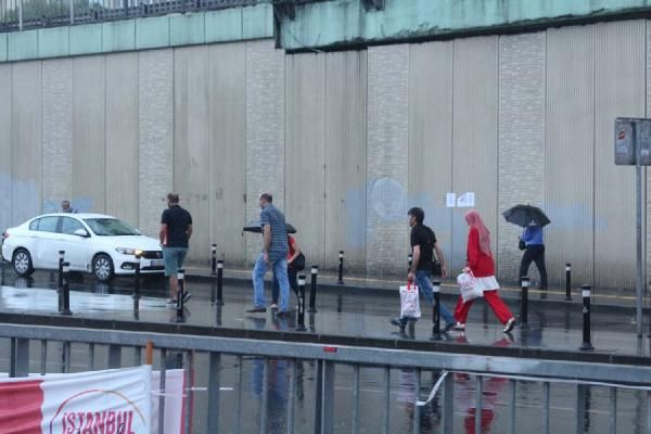 İstanbullular güne yağmurla başladı yollarda kazalar yaşandı