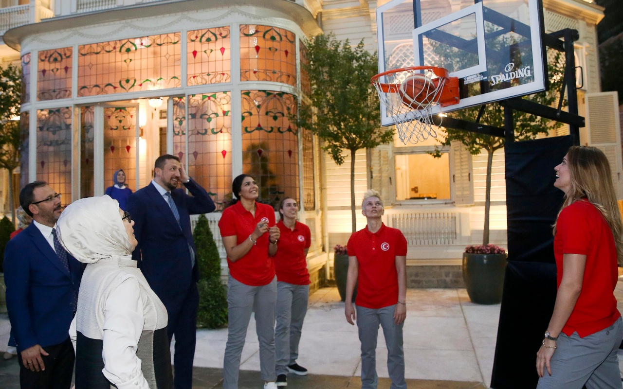Emine Erdoğan basketi attı hediyeyi kaptı