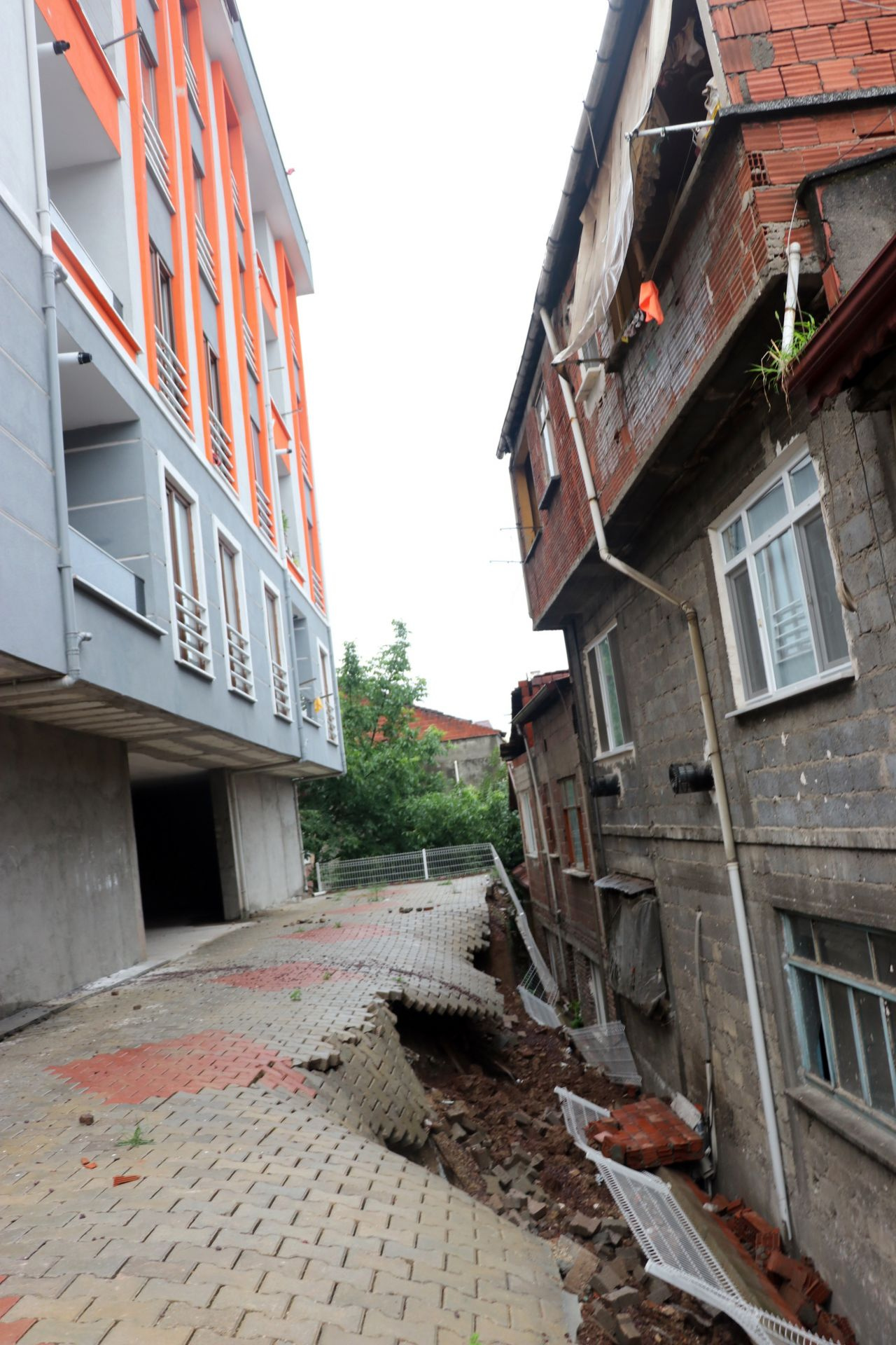 Kocaeli'de aşırı yağmurdan istinad duvarı çöktü, 25 hane boşaltıldı