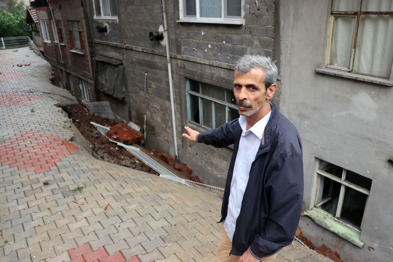 Kocaeli'de aşırı yağmurdan istinad duvarı çöktü, 25 hane boşaltıldı