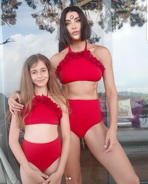 Deniz Akkaya kızıyla bikinili fotoğraf paylaştı! Kaslı vücudu sosyal medyada olay oldu