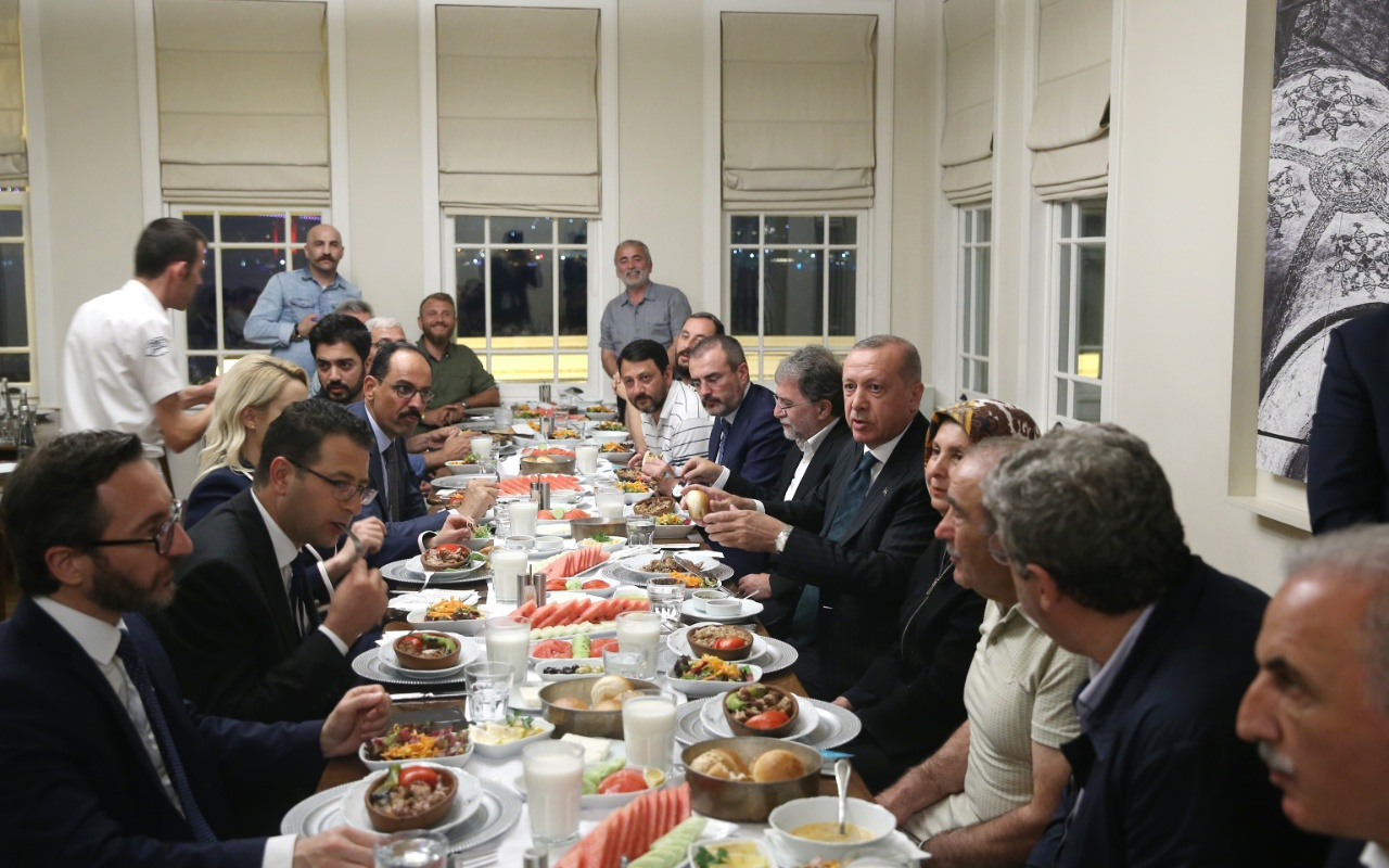 Erdoğan, moderatörlerle yemek yedi