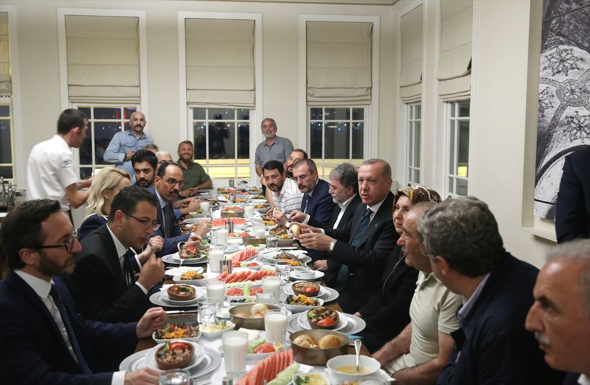 Erdoğan, moderatörlerle yemek yedi