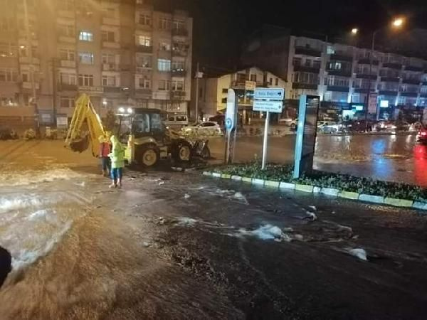 Trabzon'da sağanak etkili oldu, yollar göle döndü