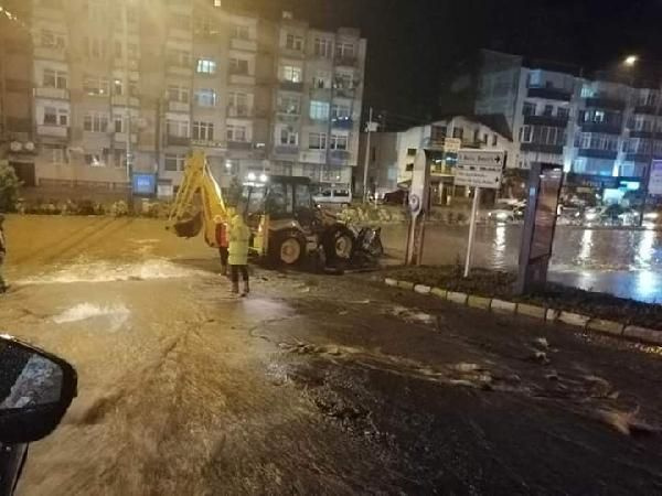 Trabzon'da sağanak etkili oldu, yollar göle döndü