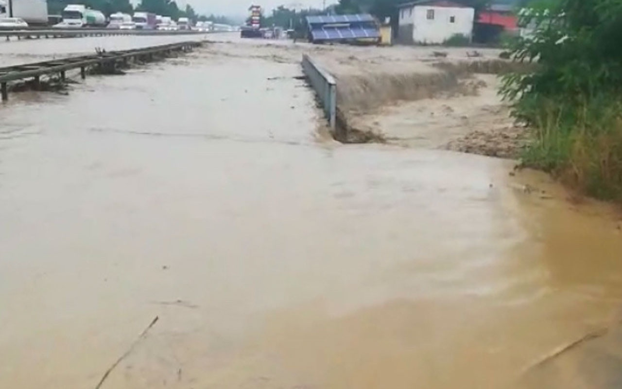 Sel nedeniyle D100 karayolu iki yönlü trafiğe kapandı