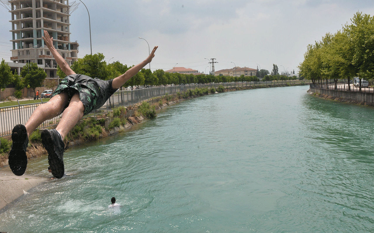 Adana'da çocuklar su kanalında yüzüyorlardı! Bakın polis ne yaptı?