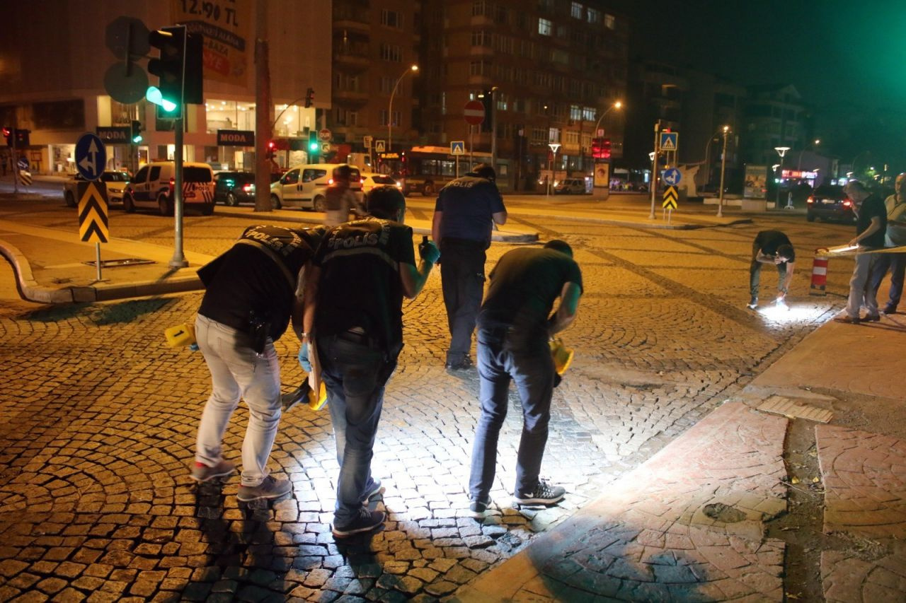 İzmit Derince'de sokak ortasındaki silahlı kavga otobüs kamerasına yansıdı