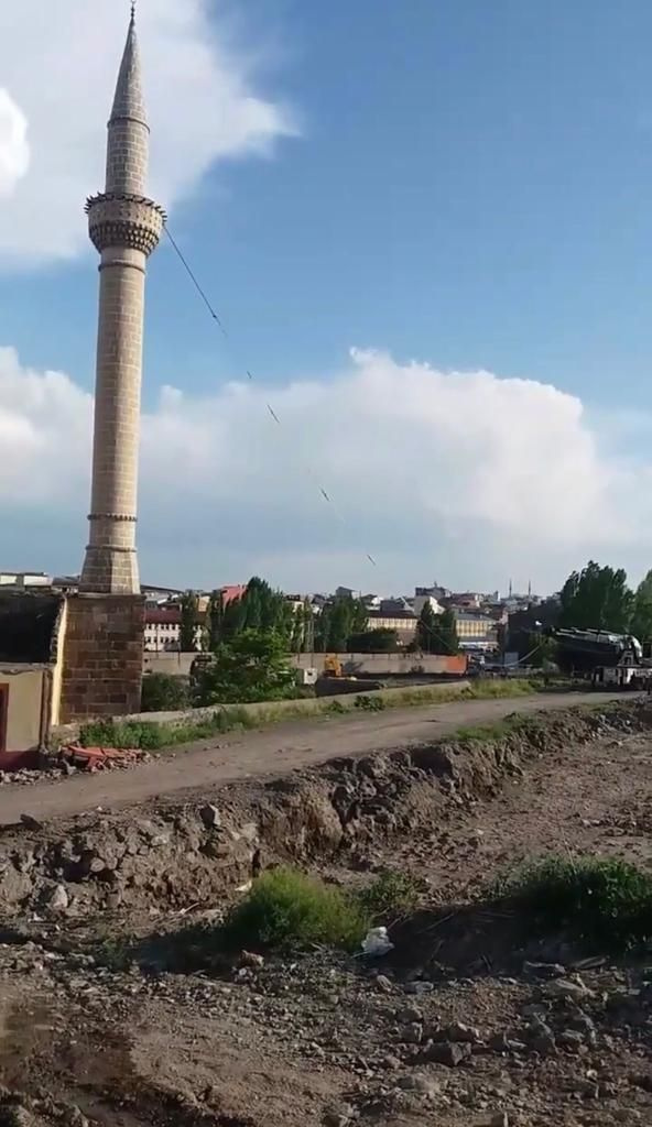 Kars'taki Bayrampaşa Cami'nin minaresinin yıkılma anı kamerada