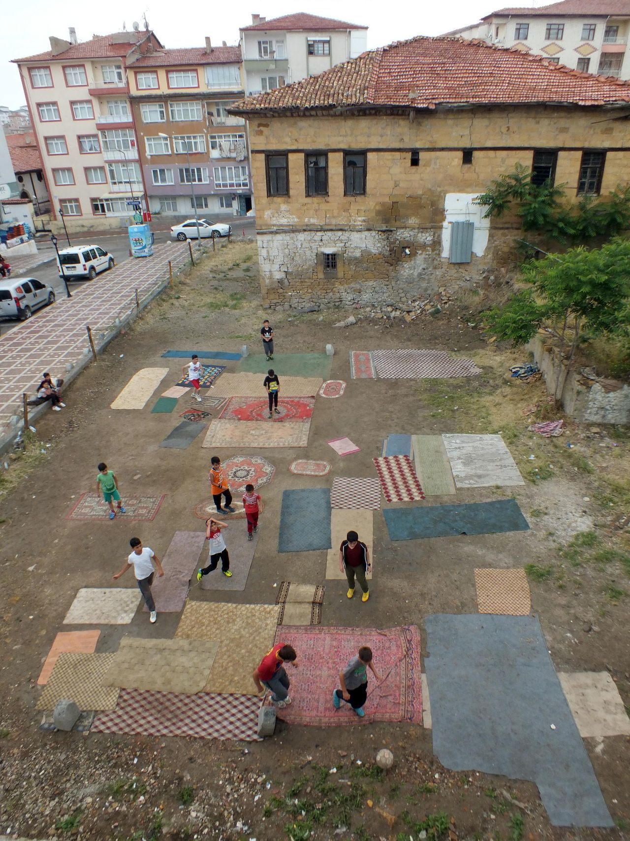 Yozgat'ta eski halılardan kendilerine futbol sahası yapan çocukların masumluğu