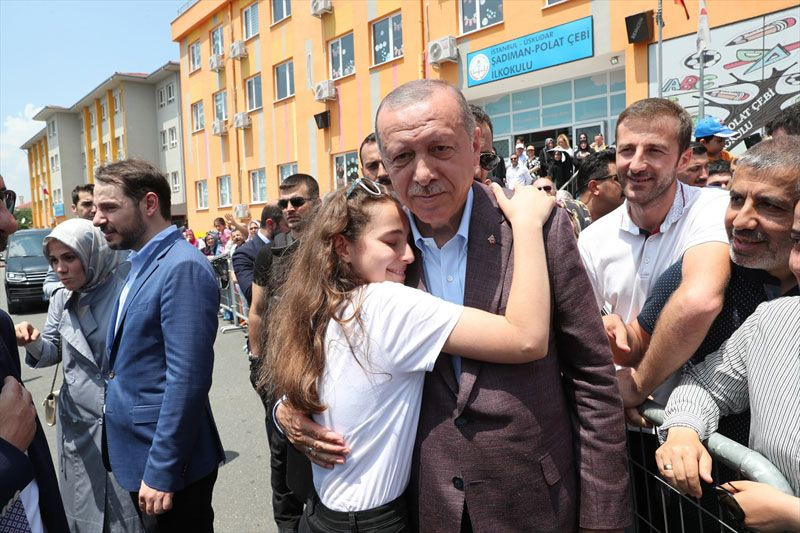 Cumhurbaşkanı Erdoğan'ın yanına kadar gelip gösterdi şaşırtan anlar