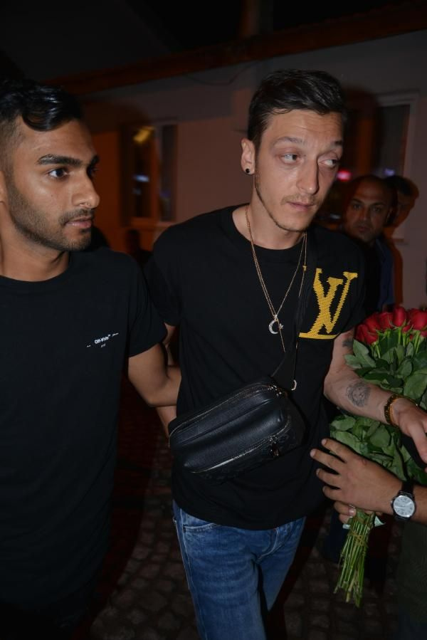 Mesut Özil etrafını saran çiçekçilere, bağırarak, tepki gösterdi.