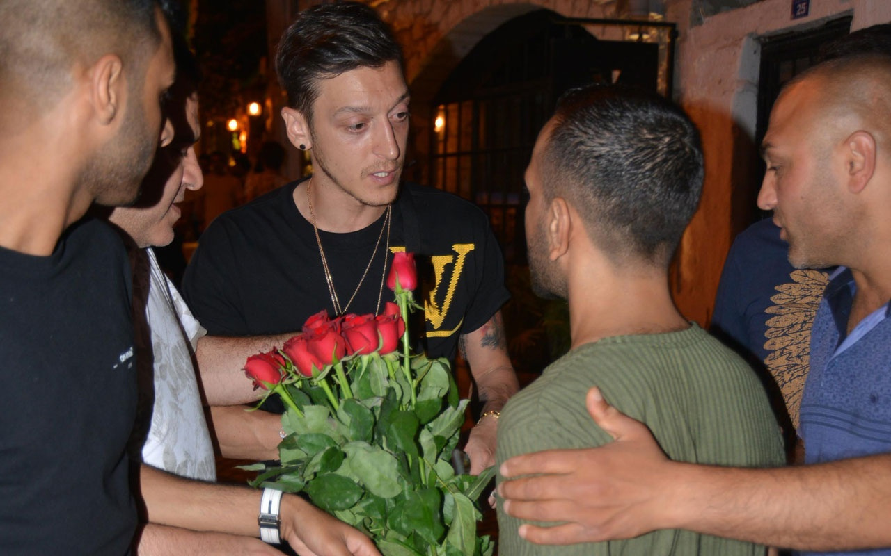 Mesut Özil etrafını saran çiçekçilere, bağırarak, tepki gösterdi.