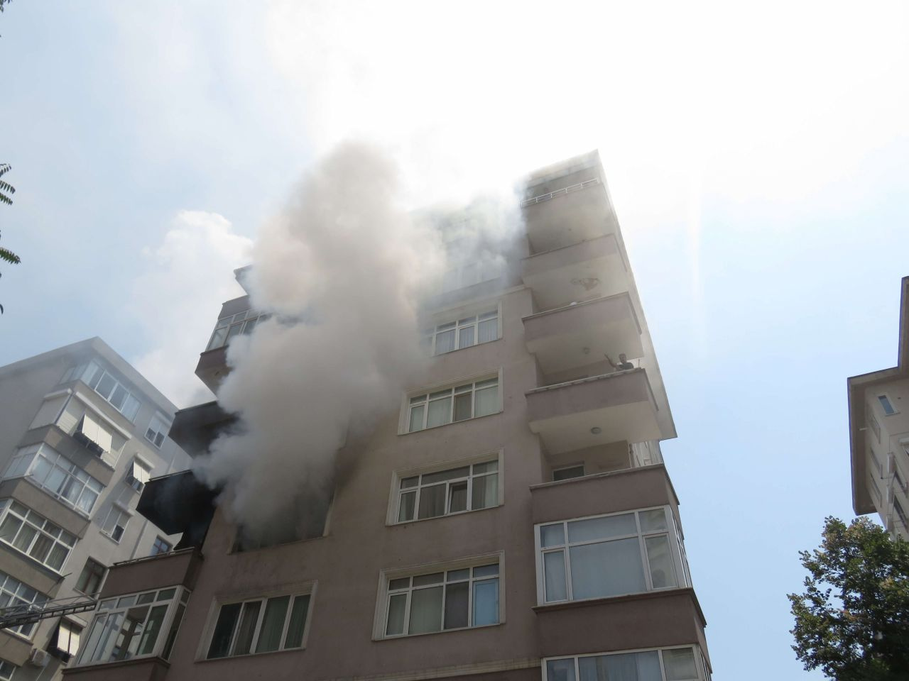 Kadıköy'de yangın! Anne-baba feci şekilde can verdi engelli oğulları kurtarıldı