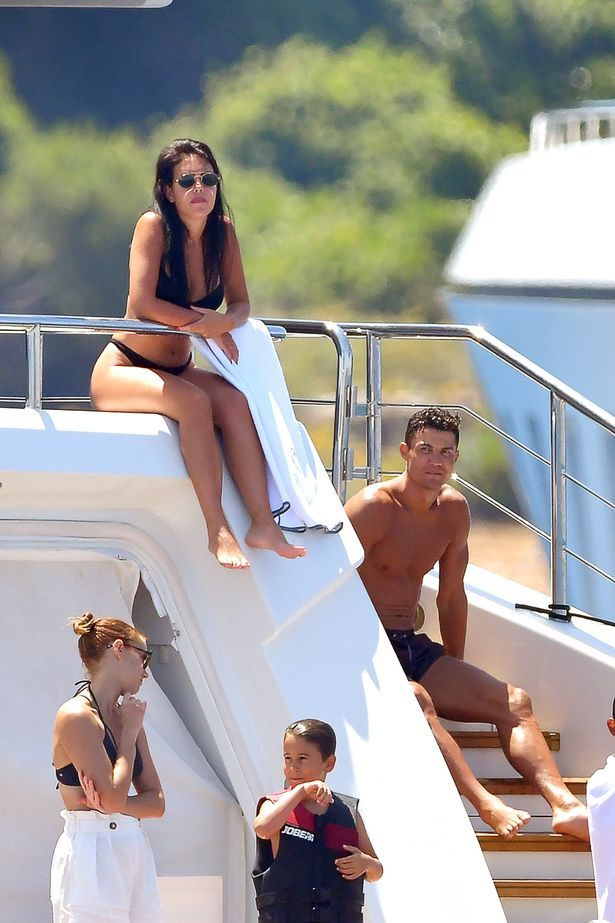 Sevgilisi ve çocuklarıyla tatile çıkan Ronaldo'nun harcadığı paraya bakın