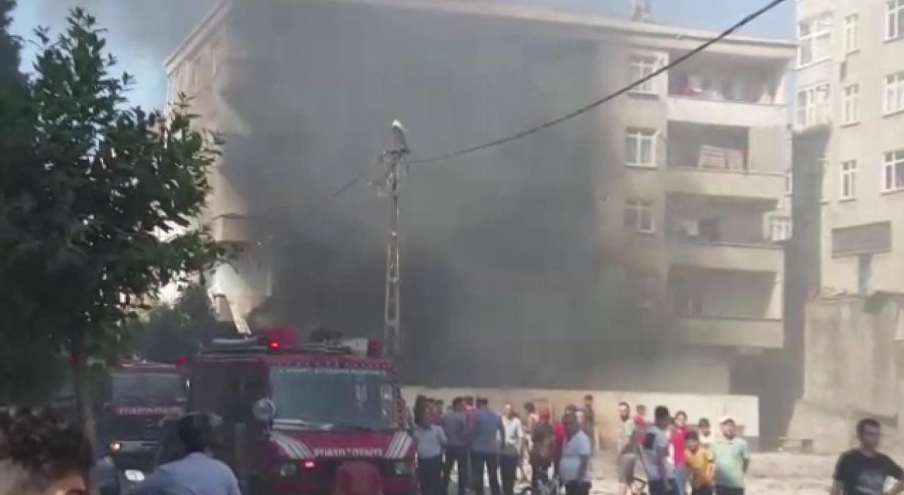 İstanbul Bağcılar'da iş yeri yangını mahalleliyi sokağa döktü