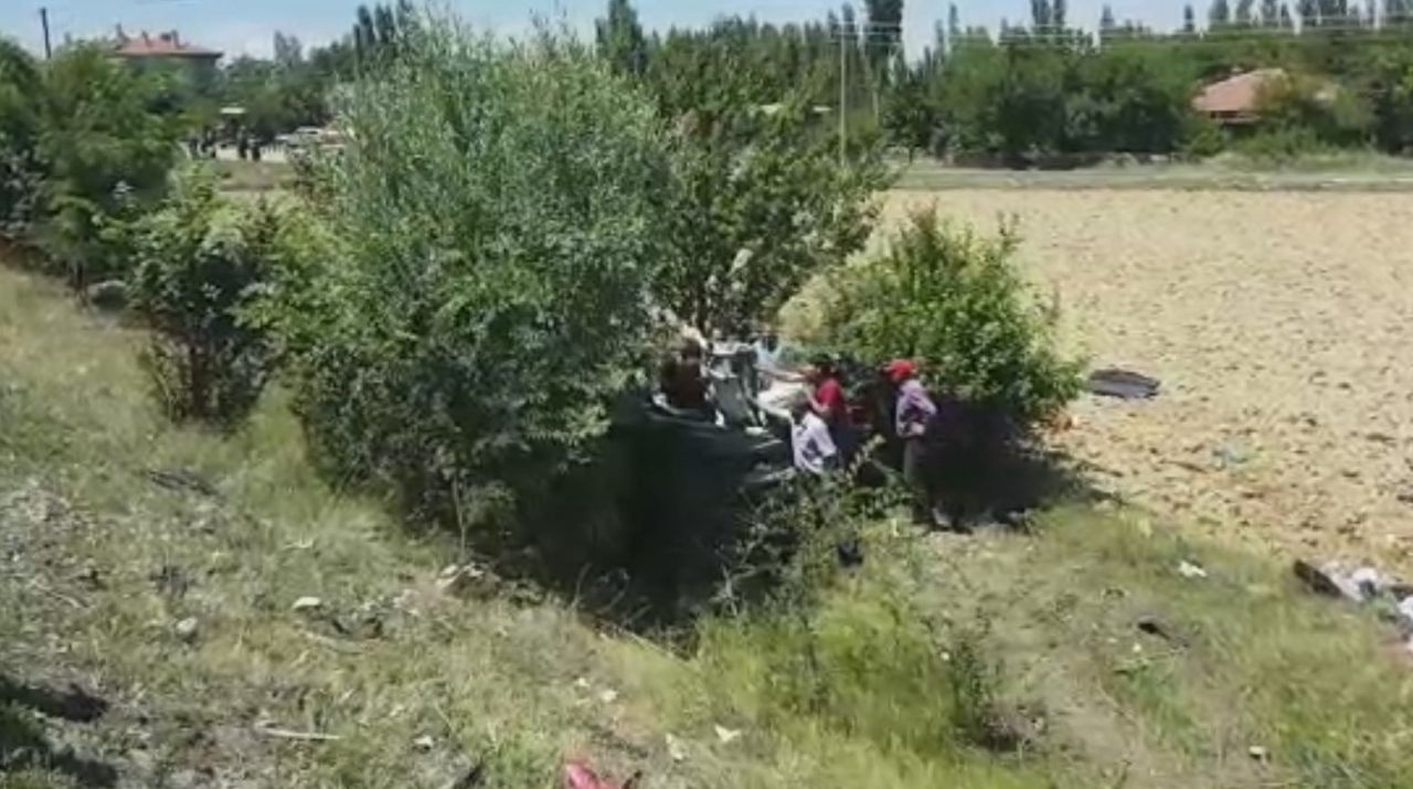 Afyon'da tır ile otomobil çarpıştı, 4 kişi hayatını kaybetti