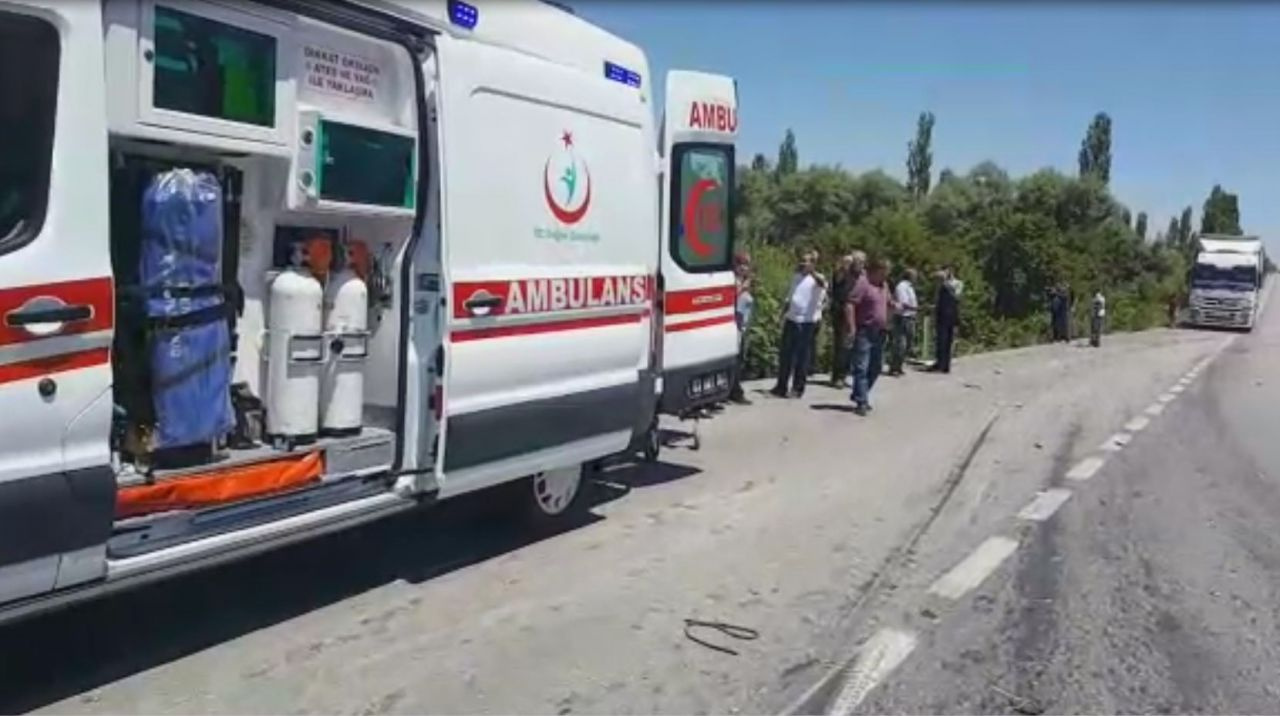 Afyon'da tır ile otomobil çarpıştı, 4 kişi hayatını kaybetti