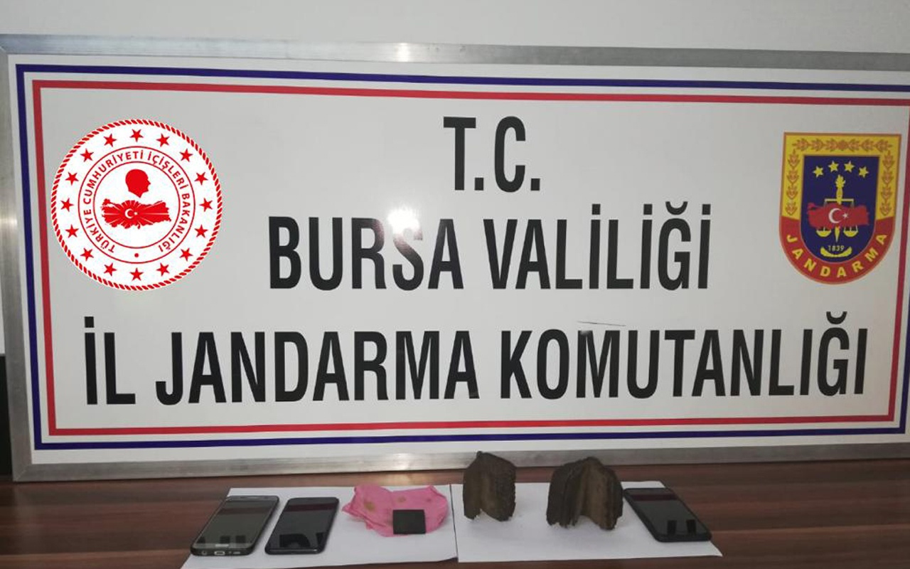 Bursa'da tarihi niteliği olan iki İncil satmaya çalışırken yakalandılar