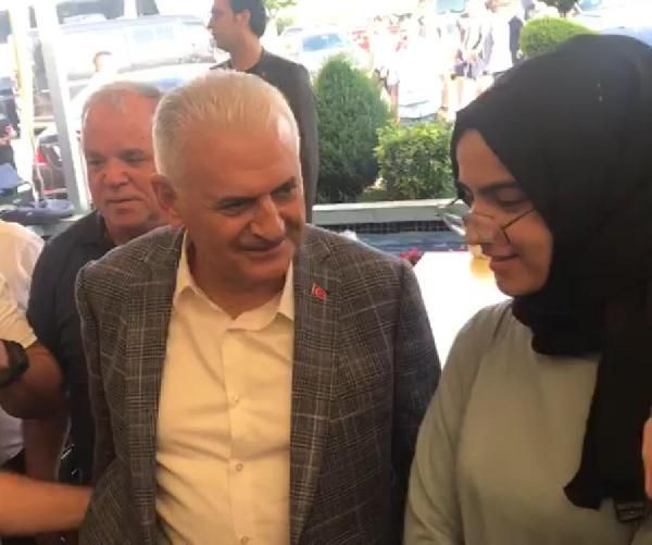 Binali Yıldırım'a Ankara yolunda sevgi seli