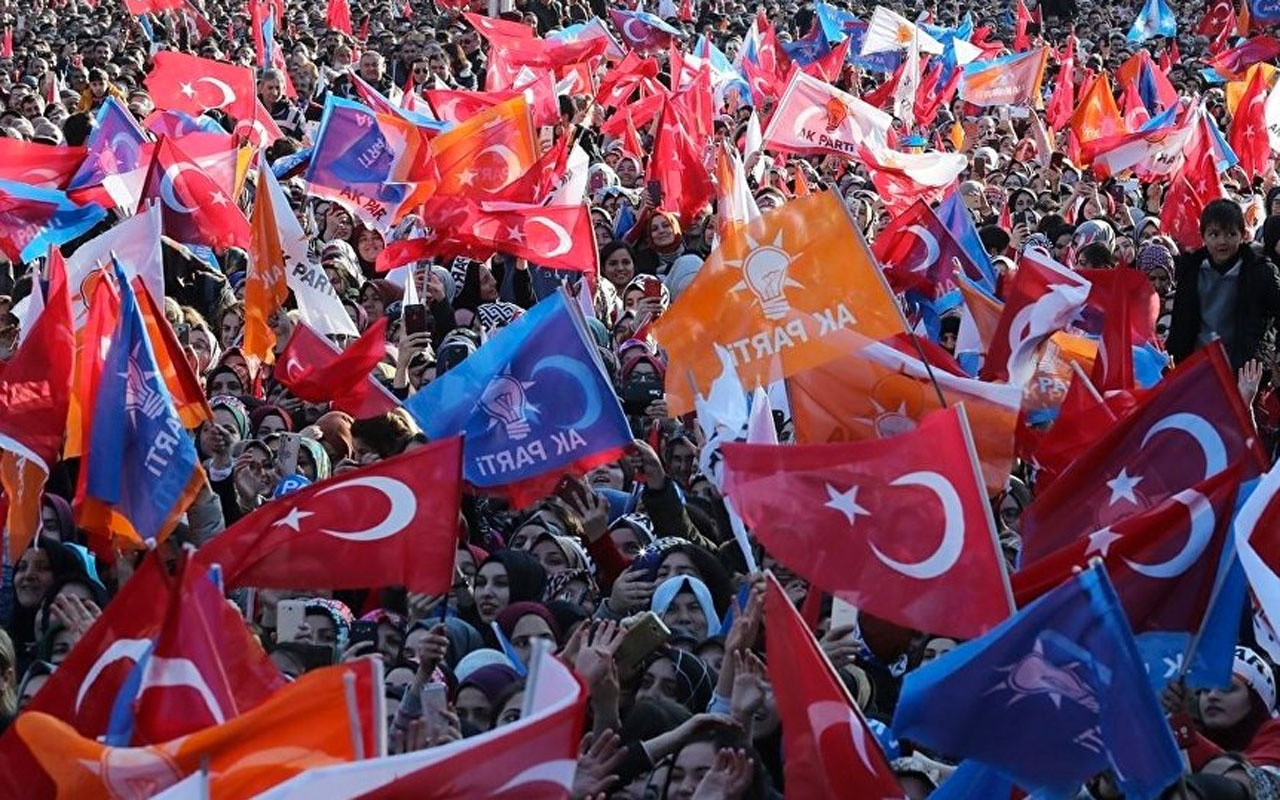 AK Parti İzmir'de deprem! Cem Kavur istifa etti
