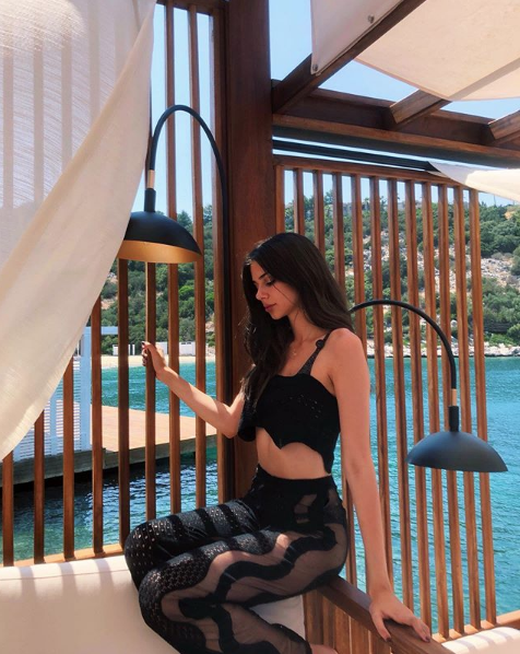 Defne Samyeli'nin kızı Deren Talu bikinisiyle sosyal medyayı salladı!