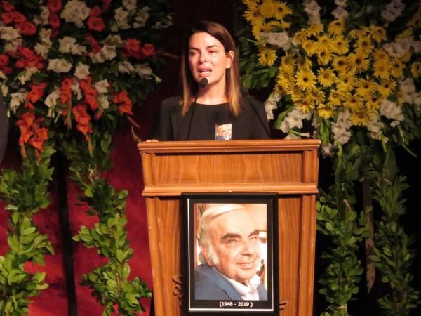 Enis Fosforoğlu'nun cenazesinde Hamdi Alkan ve eşinden skandal kare