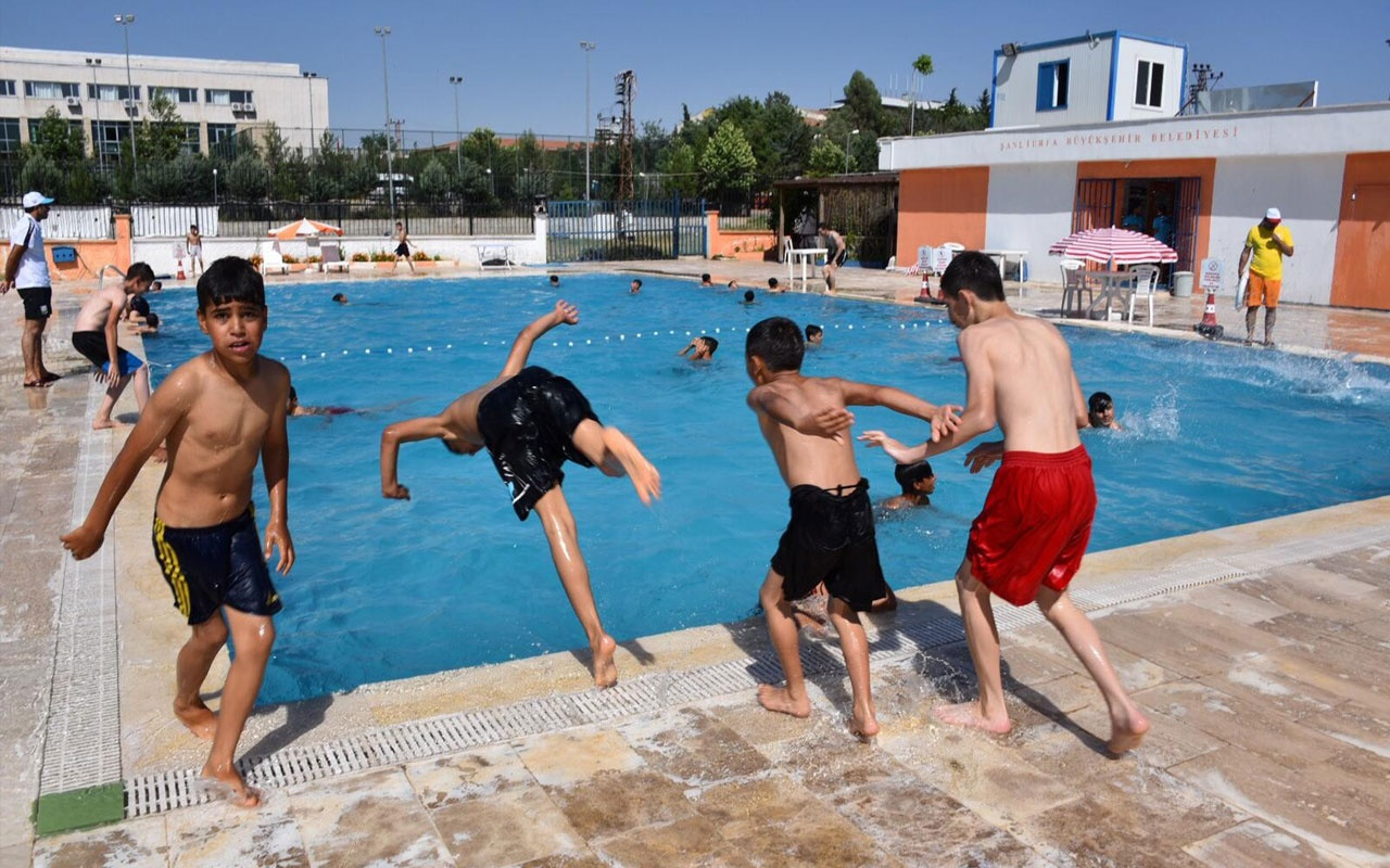 Şanlıurfa'da kavrucu sıcaklar halkı denize sürükledi