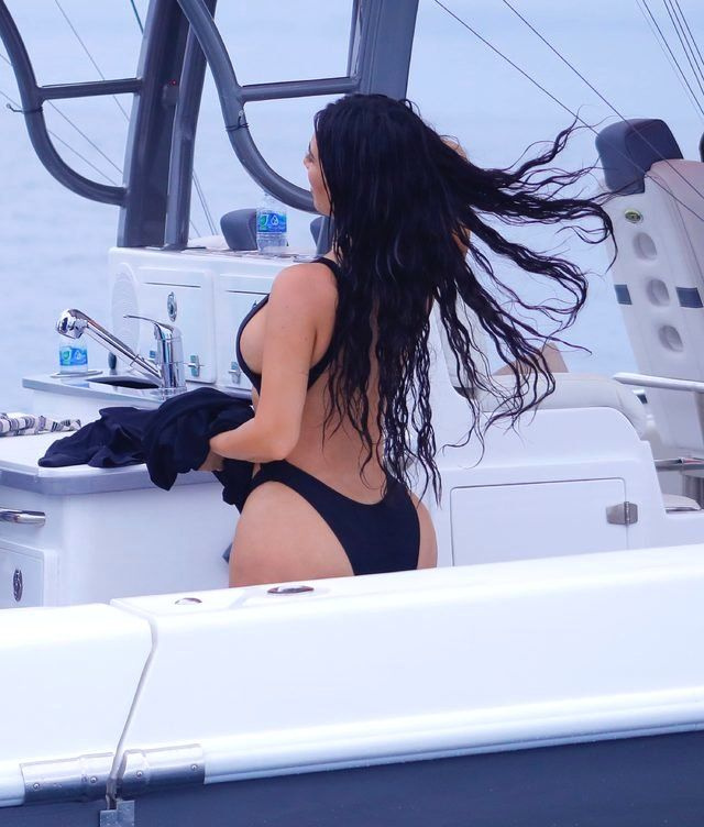 Sade bikiniden sonra cesur mayokinisiyle Kim Kardashian dikkatleri üzerine çekti!
