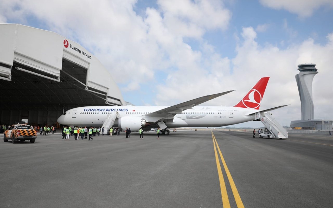 THY'nin ilk rüya uçağı Boeing 787-9 Dreamliner İstanbul'a iniş yaptı