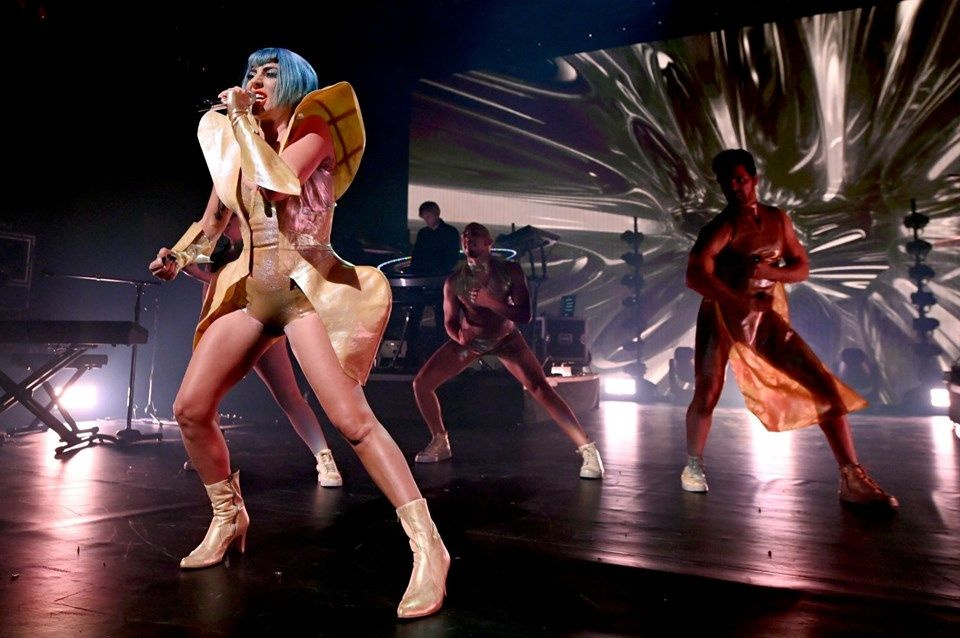 Konserinde hayranlarına küfreden Lady Gaga'dan LGBT'lilere destek!