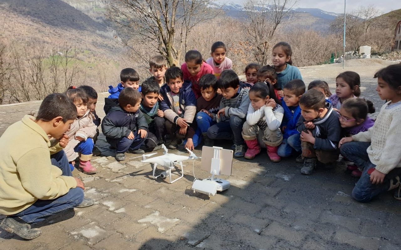 Van'da ilk defa drone gören masum çocuklar