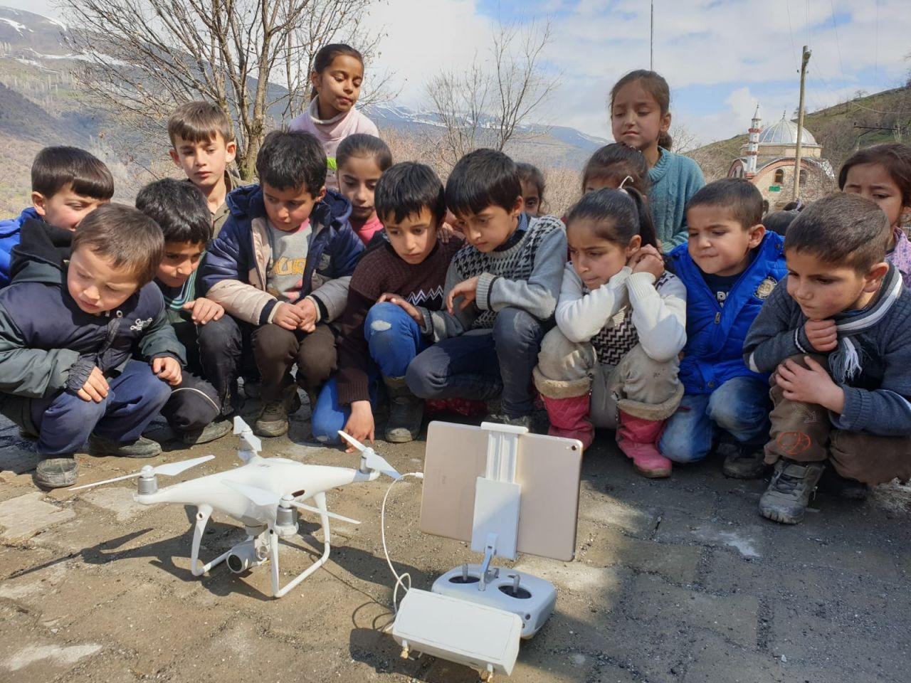 Van'da ilk defa drone gören masum çocuklar