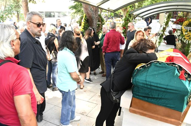 Hamdi Alkan ve Selen Görgüzel'den cenazedeki skandal kare için olay açıklama